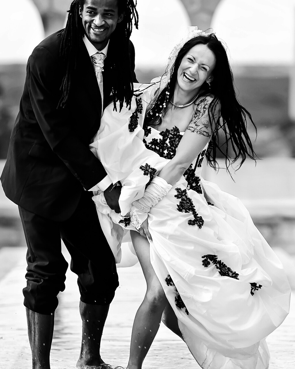 Portrait de mariée en noir et blanc avec bouquet réalisé à Pamiers
