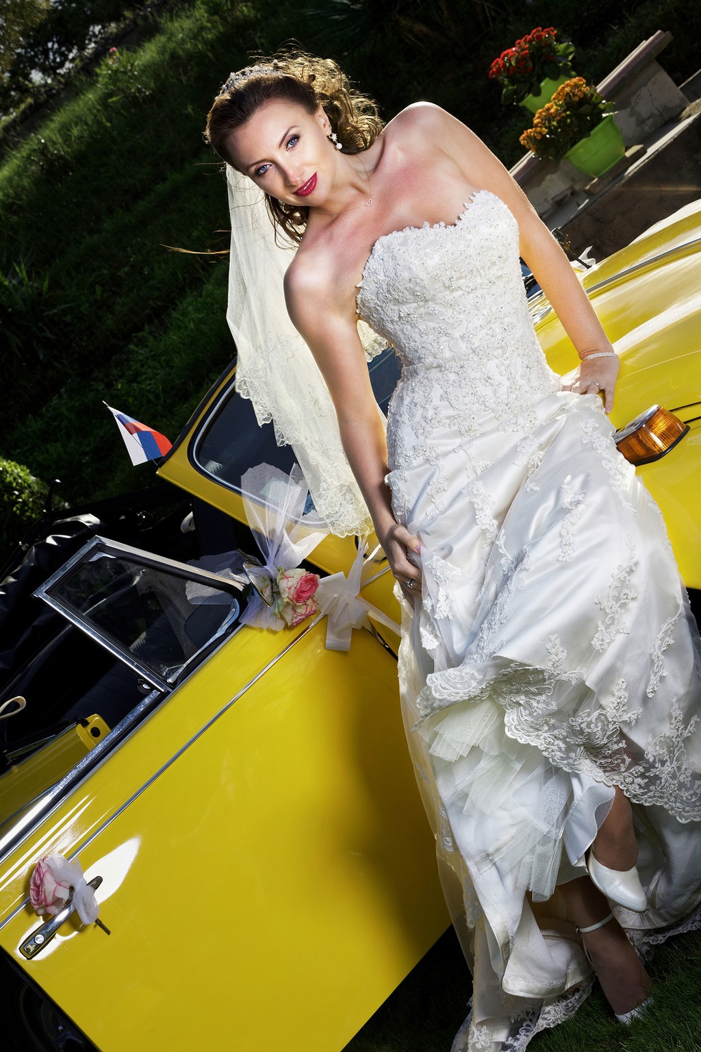 Portrait de mariée avec voiture de collection réalisé en Ariège