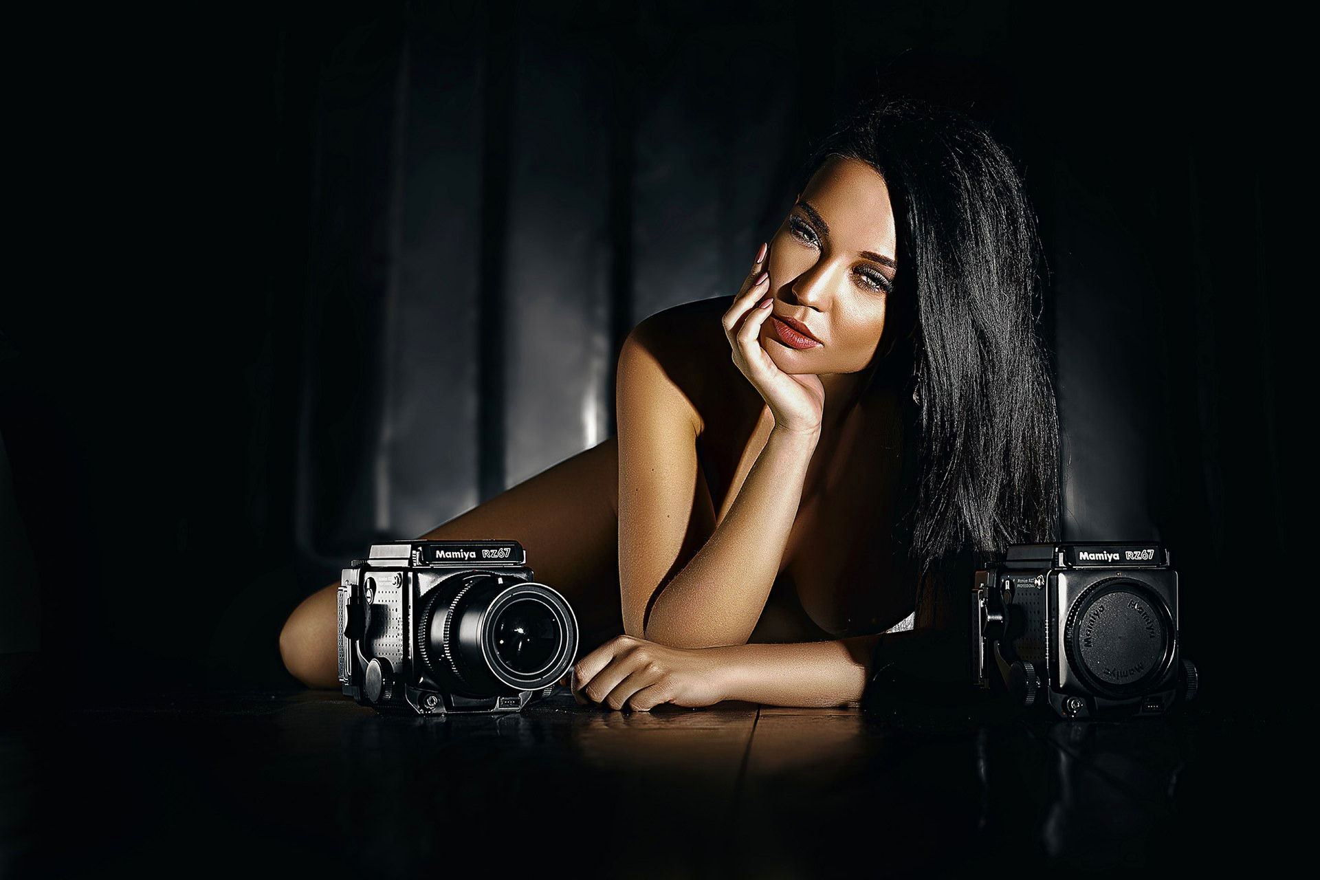 Portrait éditorial en clair-obscur avec deux Mamiya RZ67 pour un client de Pamiers