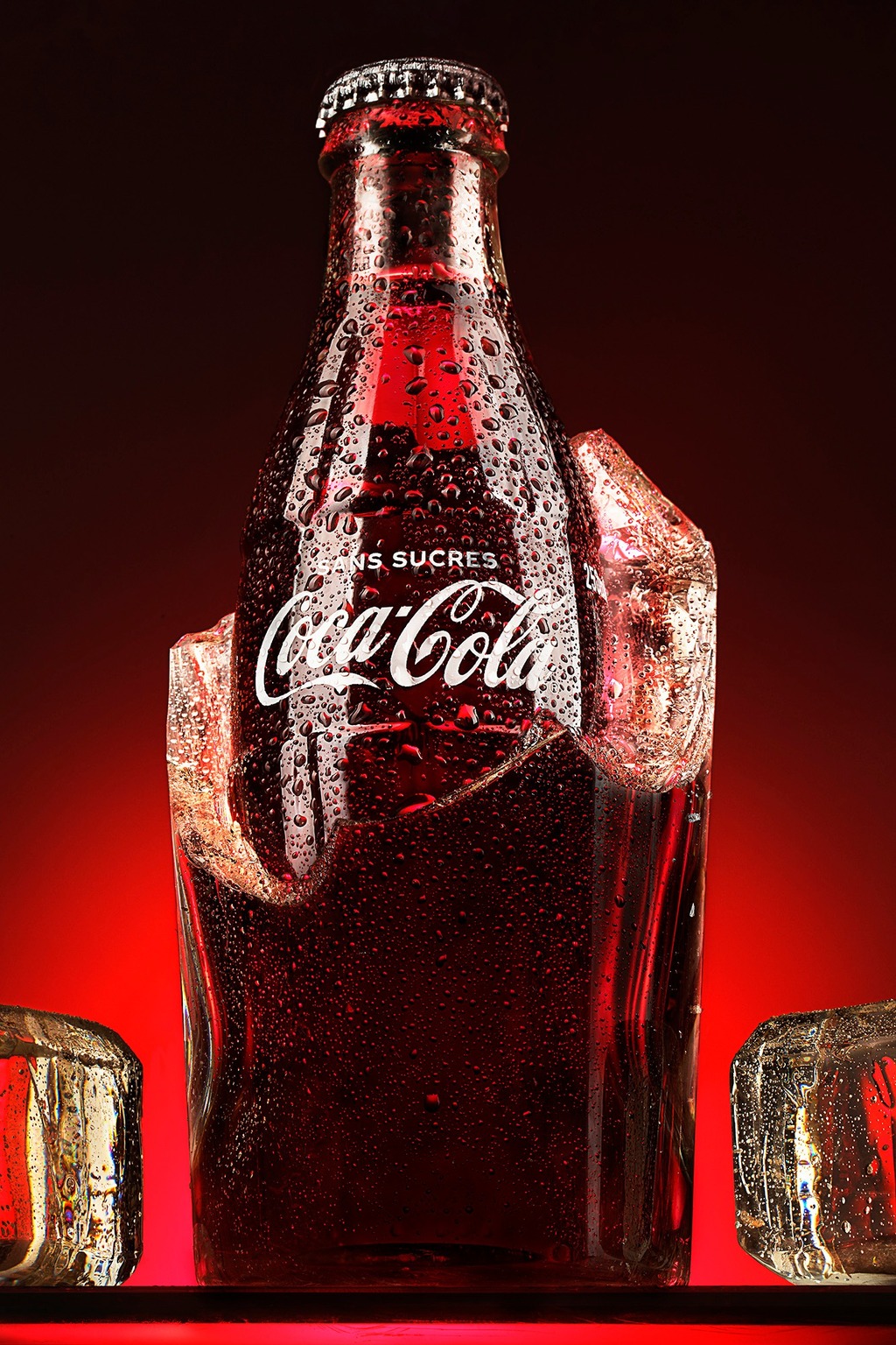 Packshot publicitaire de bouteille de soda sur glace, photographie produit en studio mobile à Pamiers